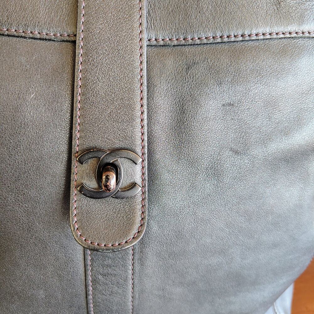 Chanel Vintage 1997 Dark Brown CC Turnlock Leather Tote Serial 5782846 - Picture 3 of 14